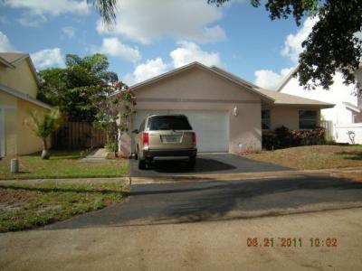 10000 Sw 9 Ct, Pembroke Pines, FL 33025