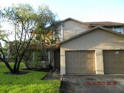 250 Lakeside Cir, Sunrise, FL 33326