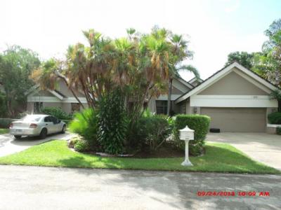 8850 S Lake Dasha Dr, Plantation, FL 33324