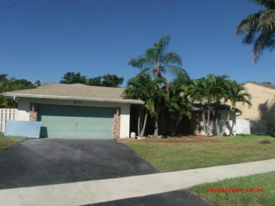 911 Monticello Ave, Davie, FL 33325